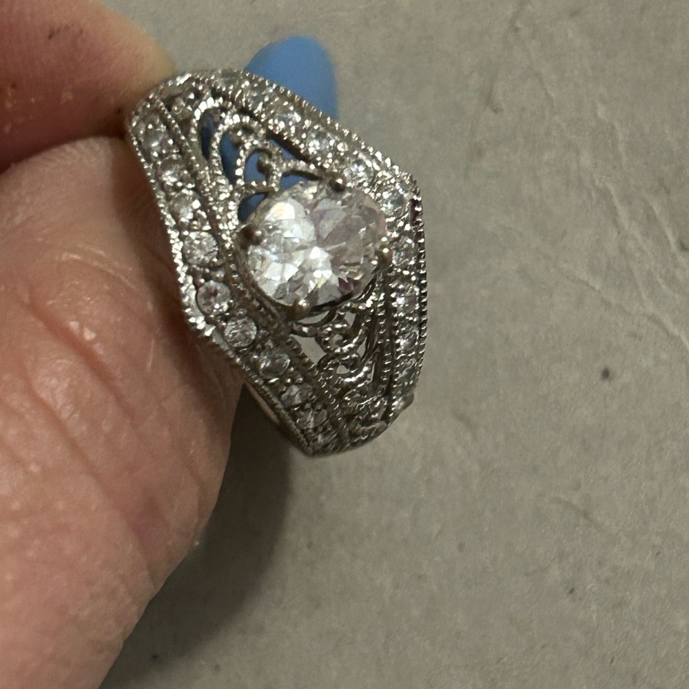 Women’s vintage Avon ring. Silver tone with beautiful clear crystal. Size 10